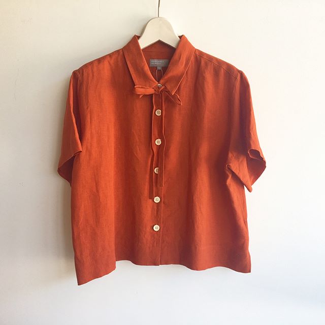 ．MARGARET HOWELLplain weave linen．初回する間も無く完売してしまったオレンジが再入荷です。．生地の仕上げにドライ感をもたせる加工をしているため肉厚でありながらも肌あたりが少なく涼しく着れる一枚。．ボクシーなゆったりしたラインと短すぎない半袖。半袖シャツが苦手な方でも安心な袖丈。．colorオレンジ、ホワイト、ブラック．#margarethowell #マーガレットハウエル#plainweave #linen #shirt#麻#orange#hausmatsue #島根#松江