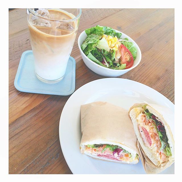 ..HAUS bistro cafeのイタリアンサンドイッチはたくさんの具材を使っております。.自家製スモークサーモンえび、たまごサラダトマト、レタスなど…チーズはシュレッドチーズとクリームチーズ2種類。.具だくさんで満足度の高いハウスのサンドイッチぜひお試しくださいね◎..#sandwich #サンドウィッチ #イタリアンサンド#自家製 #スモークサーモン#えび #たまごサラダ#トマト #レタス#シュレッドチーズ #クリームチーズ#bistrocafe #cafe #hausmatsue #島根 #松江