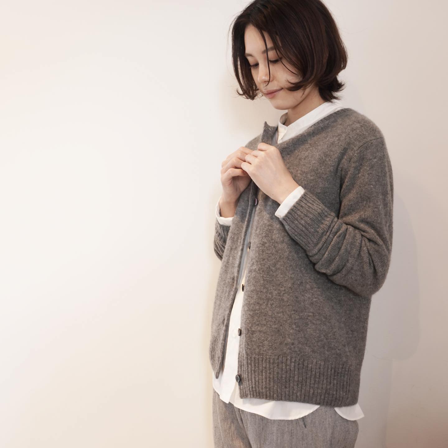 【HÅUS 通販サイトでも販売中】@haus_net_stor陽が落ちるとぐっと冷え込む家の中。ふわっとやわらかく温かいANSPINNENのカーデに思わず手が伸びます。薄手ながらカシミヤ100％だから肌触りはもちろん、保温性にも優れています。毎年ちゃんと着たいならANSPINNENのカシミヤおすすめですcolor. ホワイト、グレー、ネイビー、ピンクsize 38model 162㎝size 38 着用□□□□□□ □□□□□□ □□□□□□ □□□□□□ □□□本アカウントのプロフィールURLからアクセス頂けます。是非、ご覧下さいませ！ ． ． @haus_net_store ．□□□□□□ □□□□□□ □□□□□□ □□□□□□ □□□#ANSPINNEN#スピネン#cashmere#cashmerestole#島根#松江